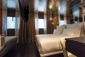 Minibar, in-room safe, desk, free WiFi