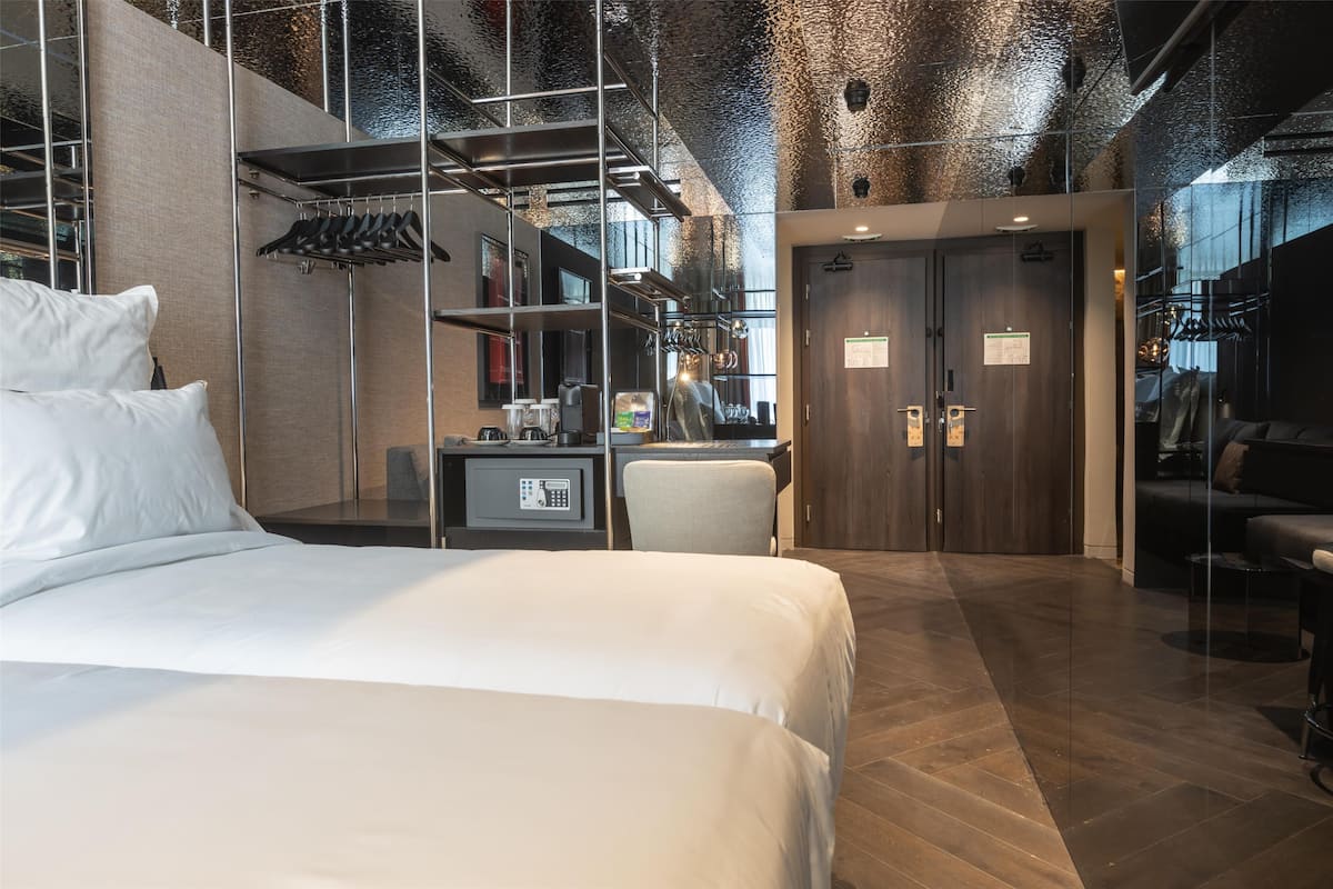 Chambre, plusieurs lits | Minibar, coffres-forts dans les chambres, bureau, Wi-Fi gratuit