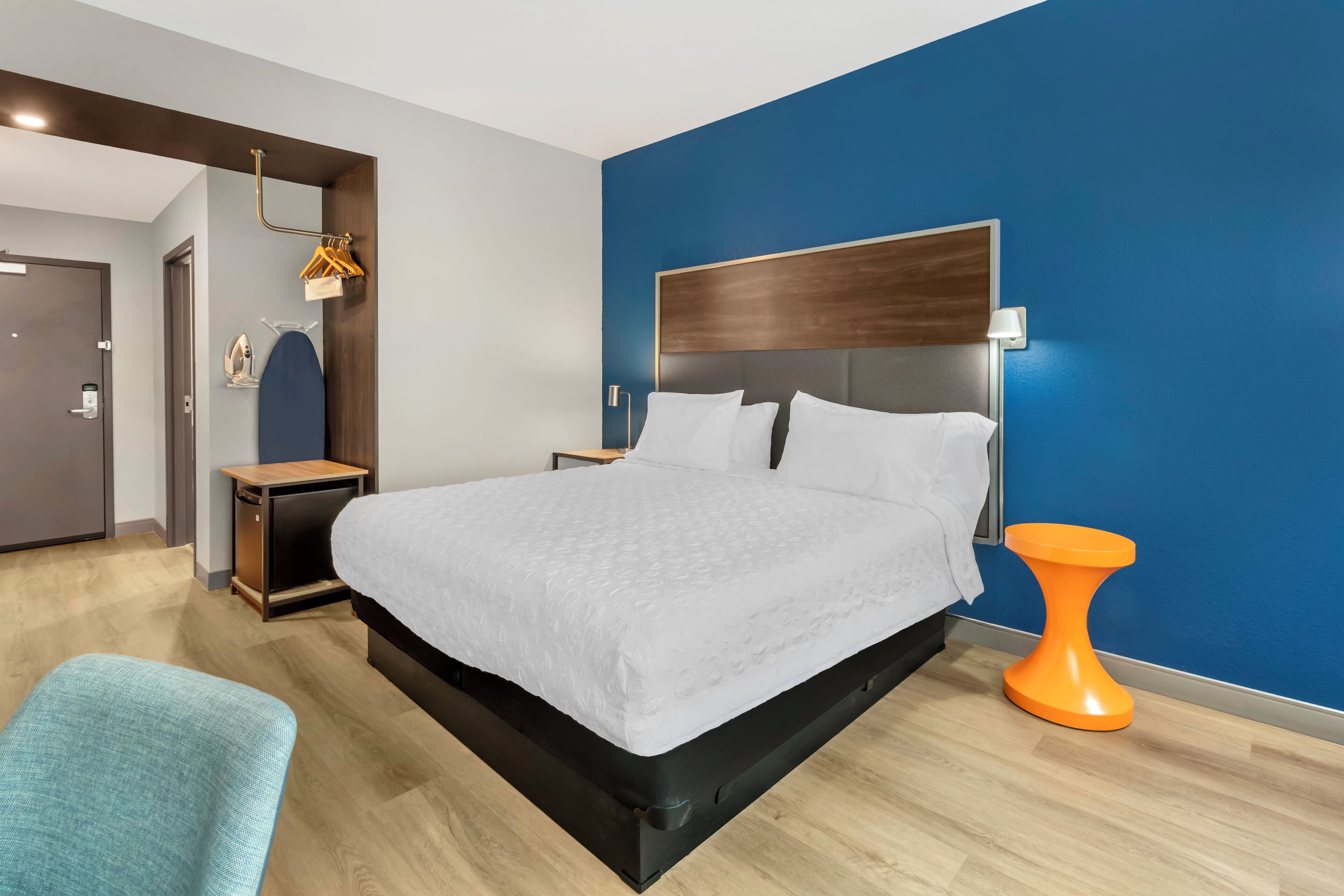 Desk, laptop workspace, free WiFi, bed sheets