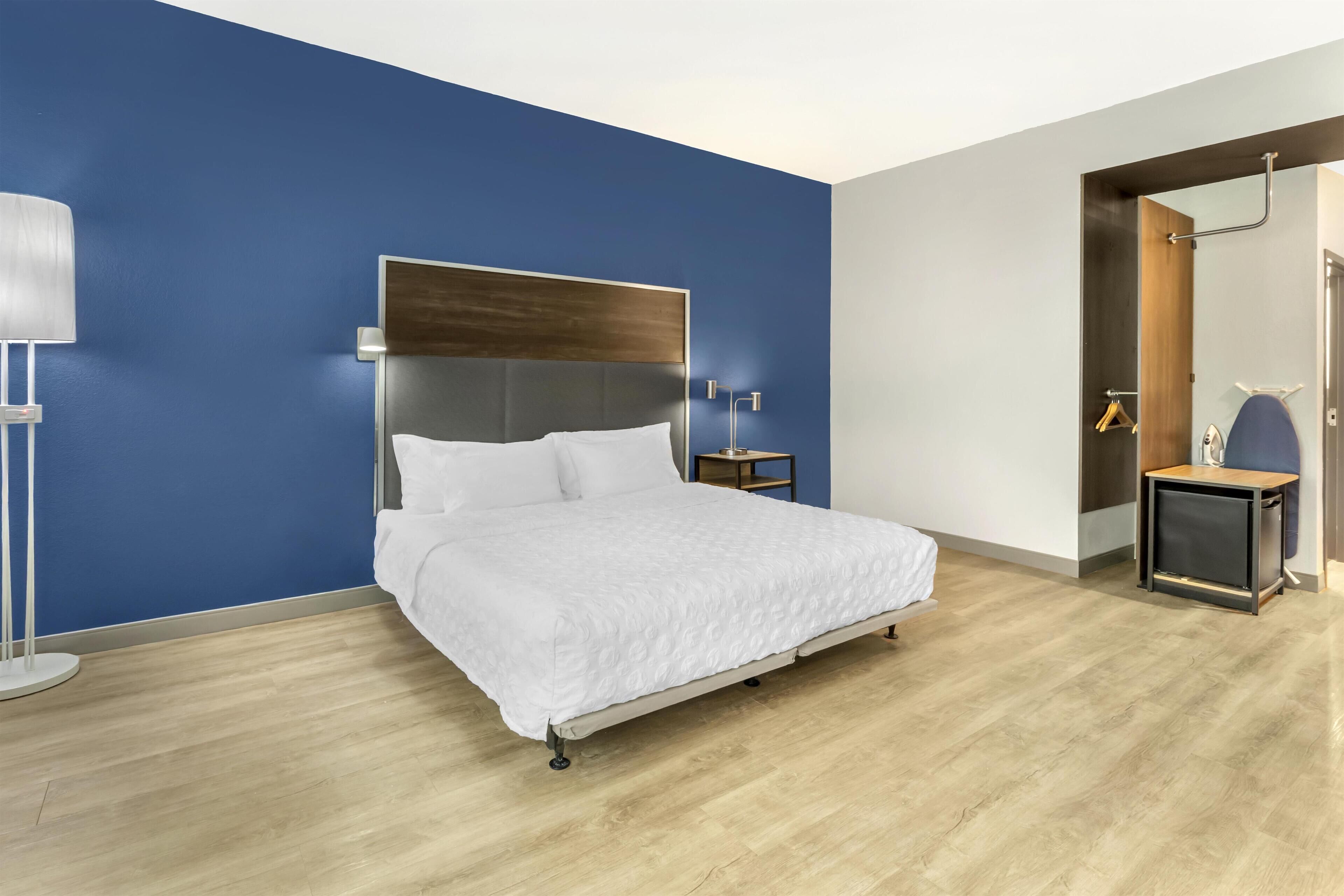 Skrivebord, skrivebord for bærbar PC, wi-fi (inkludert) og sengetøy