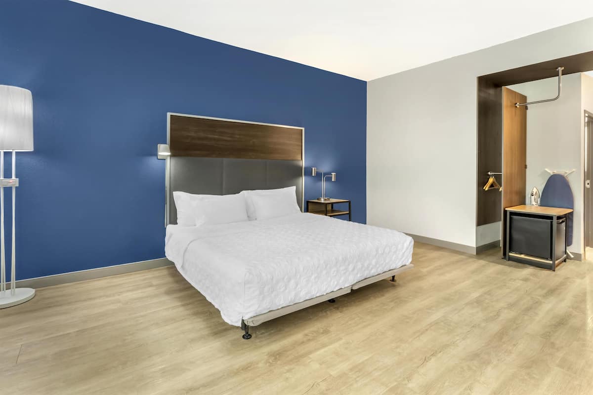 Skrivebord, skrivebord for bærbar PC, wi-fi (inkludert) og sengetøy