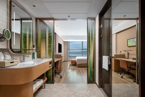 Quarto, 1 cama King | Banheiro | Chuveiro, secador de cabelo, roupões de banho, chinelos