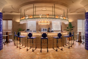 2 bars/lounges, poolside bar