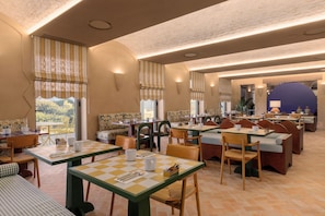 Desayuno buffet todos los días (EUR 20 por persona)