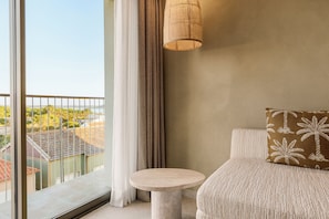 Junior Studio Suite, 1 King Bed, Lake View | Living area