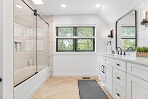 Shower, hair dryer, bidet, towels - A Touch of Salt Fork.... 2 King, 3 Queen, twin bunk beds (Lore City)