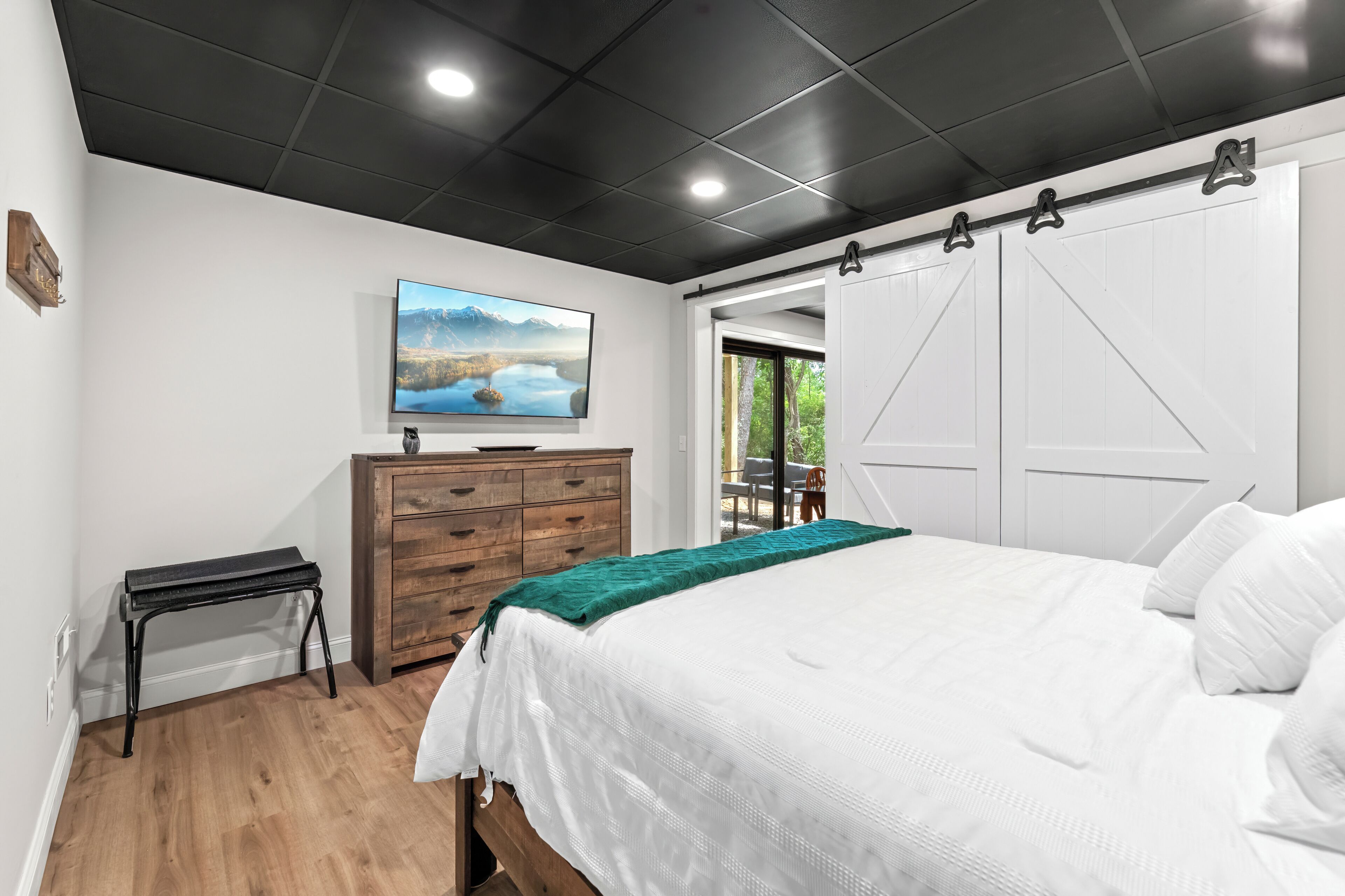 6 bedrooms, WiFi, bed sheets