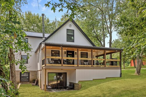 A Touch of Salt Fork.... 2 King, 3 Queen, twin bunk beds