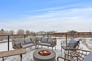 Property grounds - Millpointe Main 3.0 - Luxury Meets Location: Sauna, Cold Plunge, Concerts nearby (Bend)