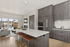 Private kitchen - Millpointe Main 3.0 - Luxury Meets Location: Sauna, Cold Plunge, Concerts nearby (Bend)