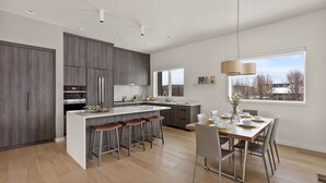 Dining - Millpointe Main 3.0 - Luxury Meets Location: Sauna, Cold Plunge, Concerts nearby (Bend)
