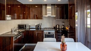 Cafetera/tetera, refrigerador, microondas, horno