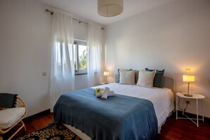 1 soverom, strykejern/-brett, internettilgang og sengetøy