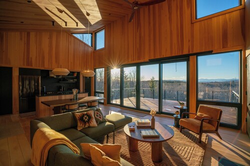 Modern Cabin: Amazing View, Hot Tub, Fireplace, minutes from lakes & hiking