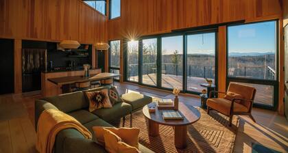 Modern Cabin: Amazing View, Hot Tub, Fireplace, minutes from lakes & hiking