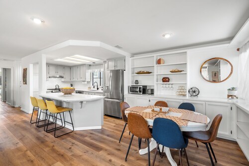 Pup Friendly*Fire Pit*Sleeps 8