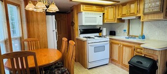Rental Cabin #4 w/ Queen bed