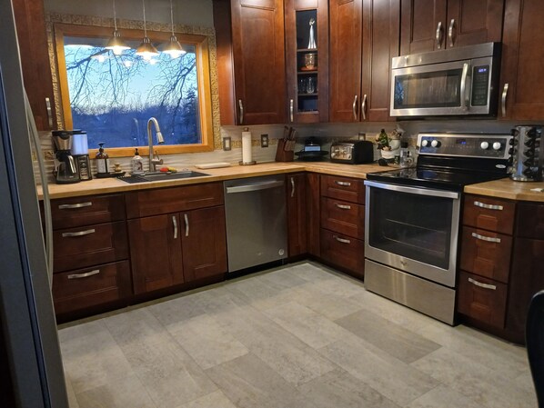 Fridge, microwave, oven, stovetop