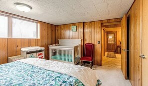 5 bedrooms, desk, iron/ironing board, travel cot - Gathering Place near Medical facilities, Golf, Easily located (Lincoln)