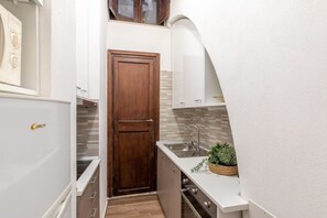 Kjøleskap, mikrobølgeovn, kokeplater og oppvaskmaskin