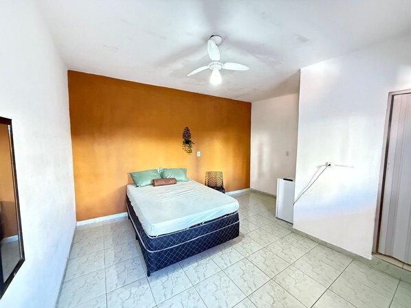1 habitación, espacio para trabajar con laptop y cortinas blackout 