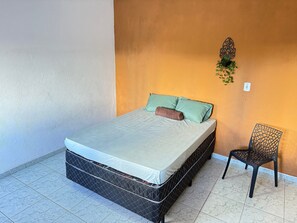 1 habitación, espacio para trabajar con laptop y cortinas blackout 