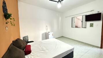 Suite básica | 1 habitación, espacio para trabajar con laptop y cortinas blackout