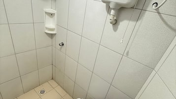 Suite | Bad | Dusj, hårføner og toalettpapir