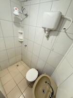 Suíte | Banheiro | Chuveiro, secador de cabelo (mediante solicitação), papel higiênico 