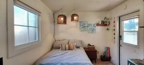 1 bedroom, desk, WiFi