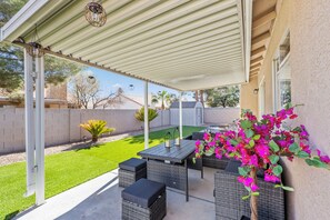 Outdoor dining - Modern Oasis: Cozy Retreat Near the Strip (North Las Vegas)