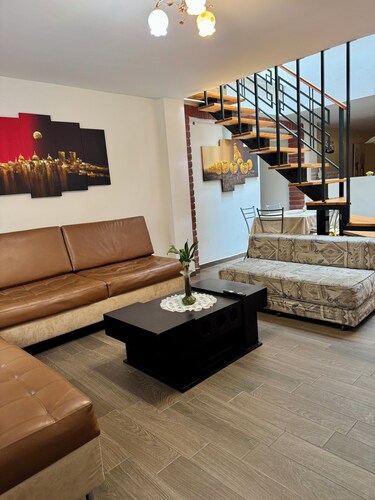 Disfruta de la ciudad, y descansa en un excepcional departamento. 