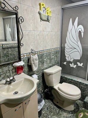 Serviettes fournies, savon, papier toilette