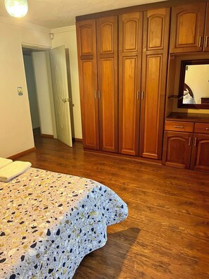2 bedrooms, WiFi - Disfruta de la ciudad, y descansa en un excepcional departamento. (Cuenca)