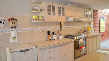 Microondas, horno, placa de cocina y cafetera o tetera