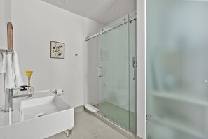 Douche, sèche-cheveux, serviettes fournies, savon