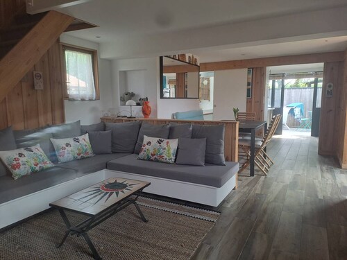 Chalet confortable avec terrasse et piscine