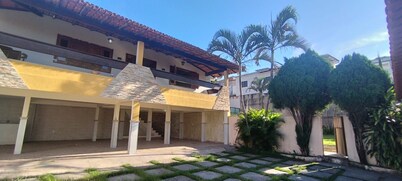 House with accommodation for up to 15 people. Swimming pool, barbecue area, event space