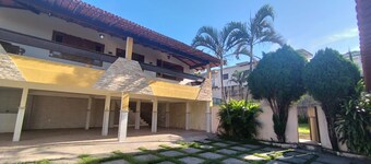 House with accommodation for up to 15 people. Swimming pool, barbecue area, event space