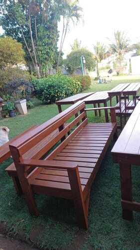 House with accommodation for up to 15 people. Swimming pool, barbecue area, event space