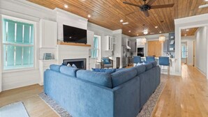 TV - Neptune's Nook | Pet Friendly | Sleeps 10 (Pedido Key)