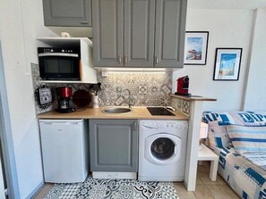 Kjøleskap, mikrobølgeovn, ovn og brødrister