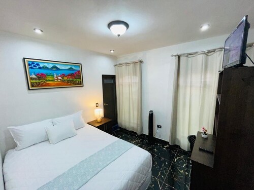 3 bedroom in house in charming Panajachel with AC, WiFi. Enjoy your stay