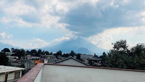 A residential area with buildings and a mountain in the background. - 3 bedroom in house in charming Panajachel with AC, WiFi. Enjoy your stay (panajachel)