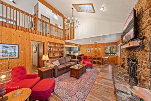 Living area - Sunriver Nostalgia - Walk to Sunriver Village, SHARC passes, HOT TUB (Sunriver)