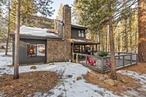 Terrace/patio - Sunriver Nostalgia - Walk to Sunriver Village, SHARC passes, HOT TUB (Sunriver)