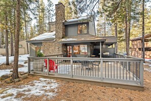 Outdoor dining - Sunriver Nostalgia - Walk to Sunriver Village, SHARC passes, HOT TUB (Sunriver)