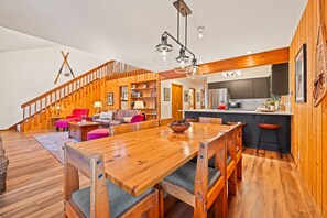 Dining - Sunriver Nostalgia - Walk to Sunriver Village, SHARC passes, HOT TUB (Sunriver)