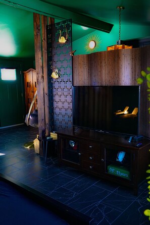 Interior - The Emerald Eclectic 1959 Private Mid-century Home w/ Mountain & Tram Views (Palm Springs)