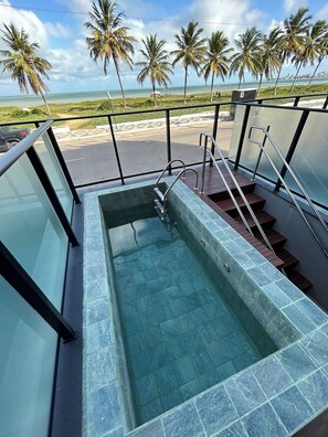 4 つの屋外プール